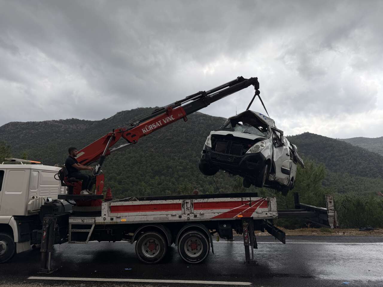 Yolcu minibüsü uçuruma yuvarlandı! 17 kişi yaralandı 8